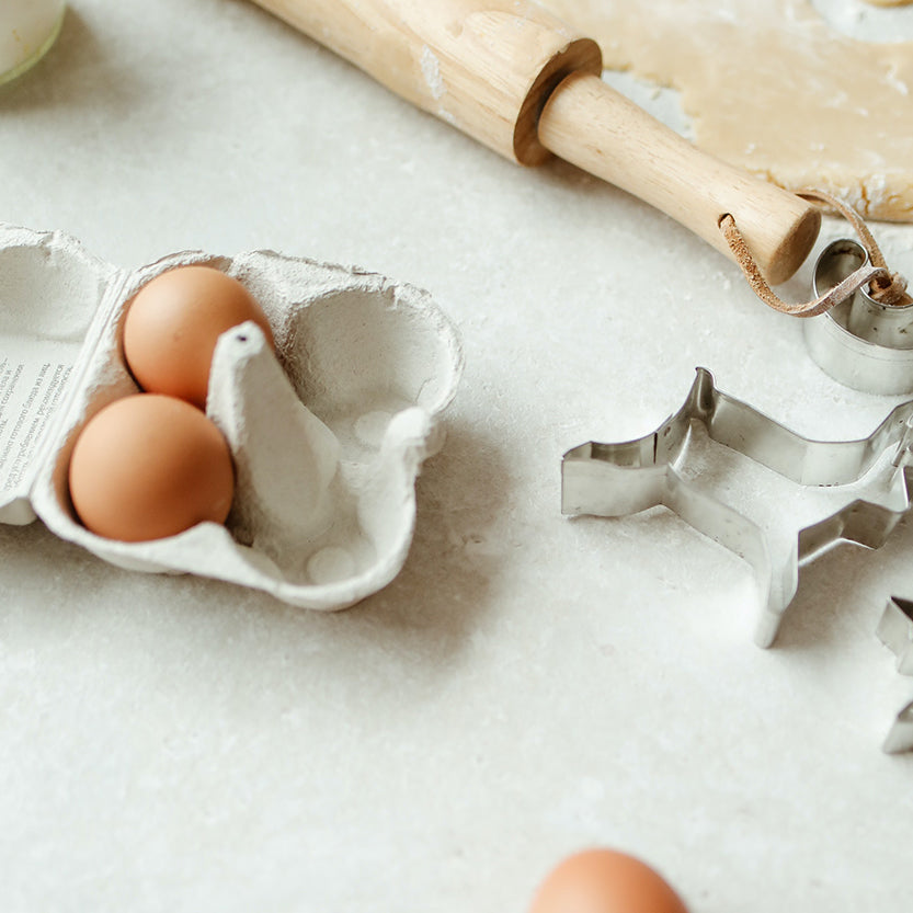 Dettaglio di una tavola in cui si sta preparando della pasta fresca 