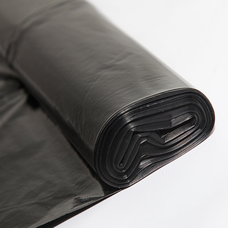 Dettaglio rotolo di sacchetti neri per immondizia 