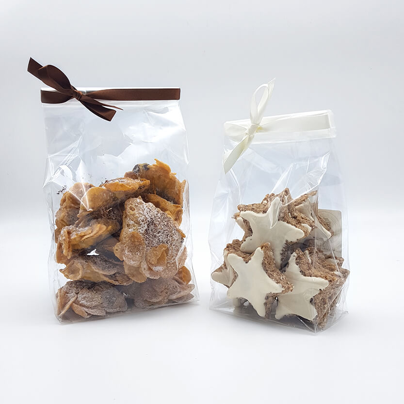 Sacchetti trasparenti a fondo quadro chiusi e con dentro biscotti 