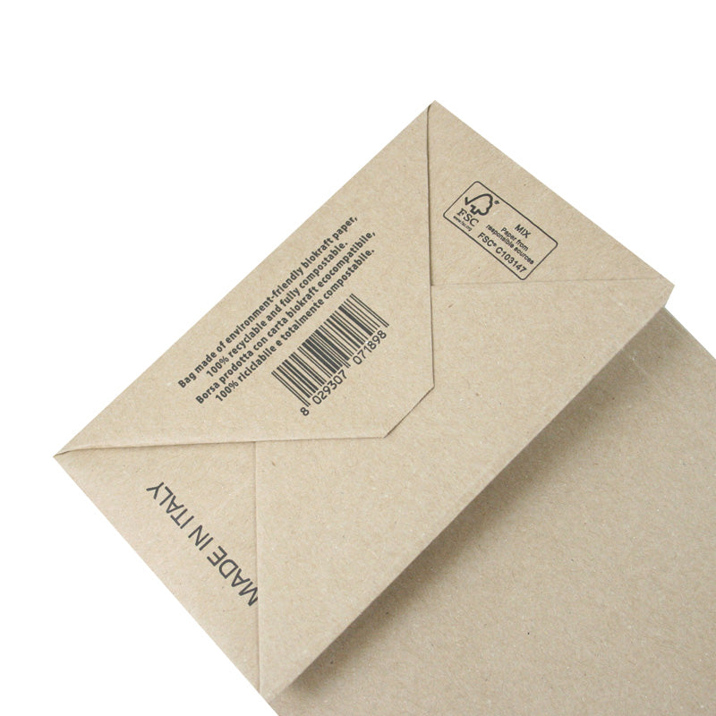 Dettaglio scritte sotto un sacchetto di carta color avana