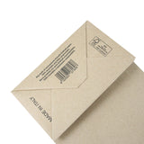 Dettaglio scritte sotto un sacchetto di carta color avana