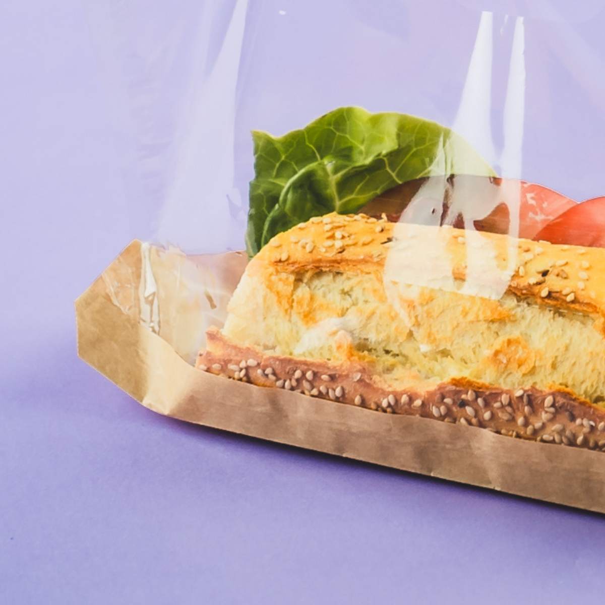 Dettaglio di sacchetto di plastica trasparente con base in cartoncino per panino
