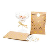 Busta di carta color avana a pois dorati per confetti, piena e mostrata vicino a de confetti