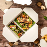 Scatola di cartone per cibo d'asporto piena di cibo vista dall'alto su tavolo 