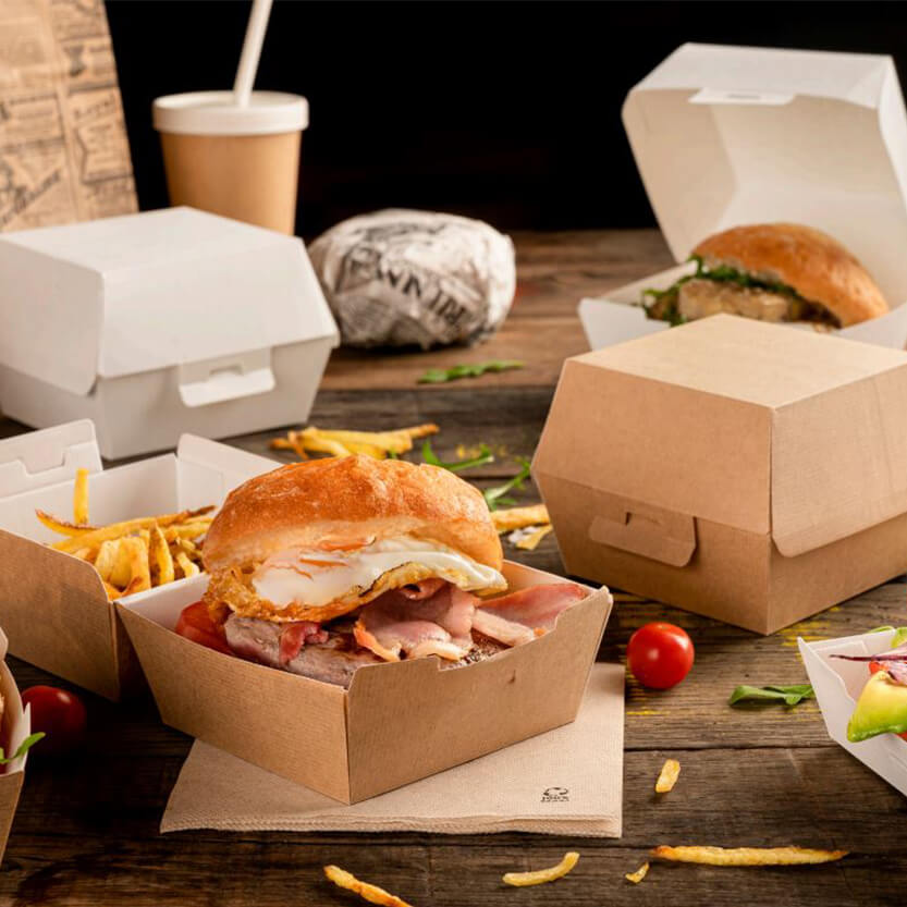 Scatola per panini color avana pieni di cibo su tavola