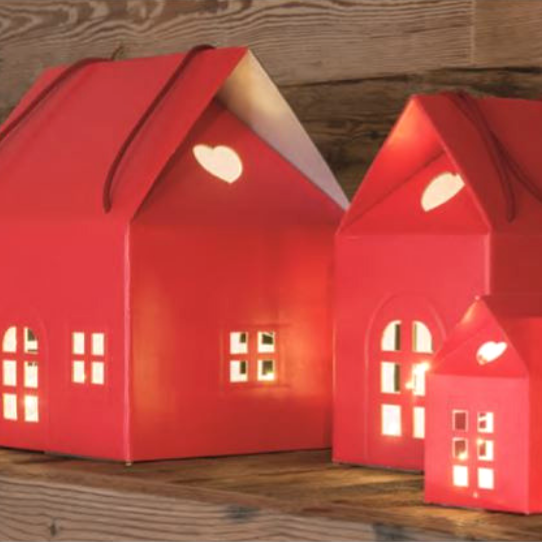 Scatole a forma di casetta rosse con luci dentro, tre misure diverse 