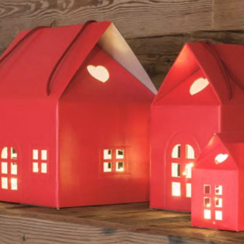 Scatole a forma di casetta rosse con luci dentro, tre misure diverse 
