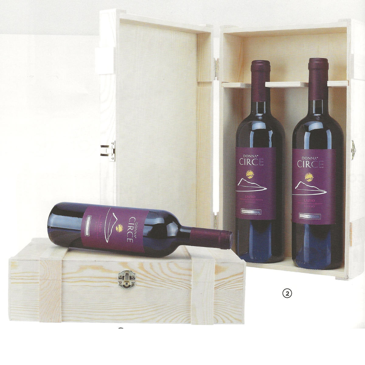 Scatola di legno per una bottiglia di vino, chiusa con bottiglia appoggiata sopra e da due con due bottiglie dentro 