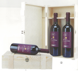 Scatola di legno per una bottiglia di vino, chiusa con bottiglia appoggiata sopra e da due con due bottiglie dentro 