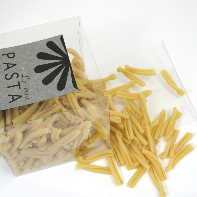 Scatola trasparente con etichetta personalizzata piena di pasta 