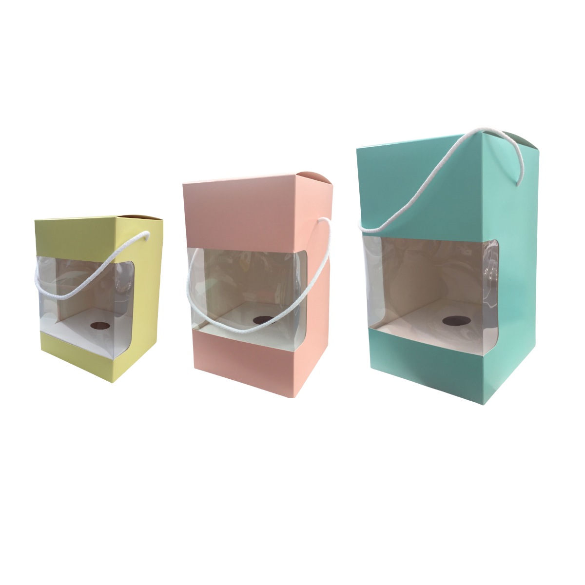 Tre diverse scatole di cartone, colorate una gialla, una rosa ed una azzurra , con finestra, tre diverse misure, con manico in cordino per uovo di pasqua 