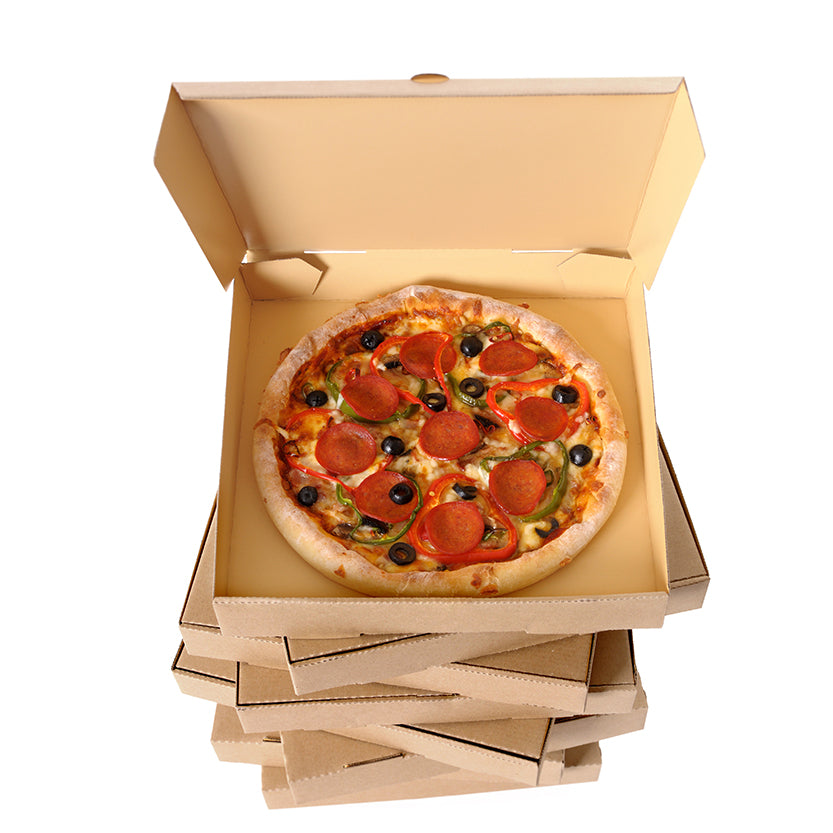 Colonna di scatole per pizza e l'ultima aperta con una pizza dntro