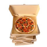 Colonna di scatole per pizza e l'ultima aperta con una pizza dntro