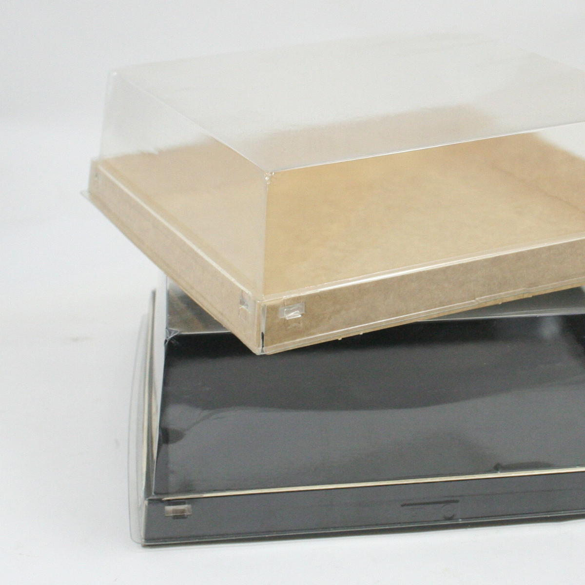 Scatole base per torte quadrate, una a base nera ed una a base avana e coperchi trasparenti