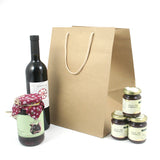 Shopper di carta color avana tra bottiglie e vasetti