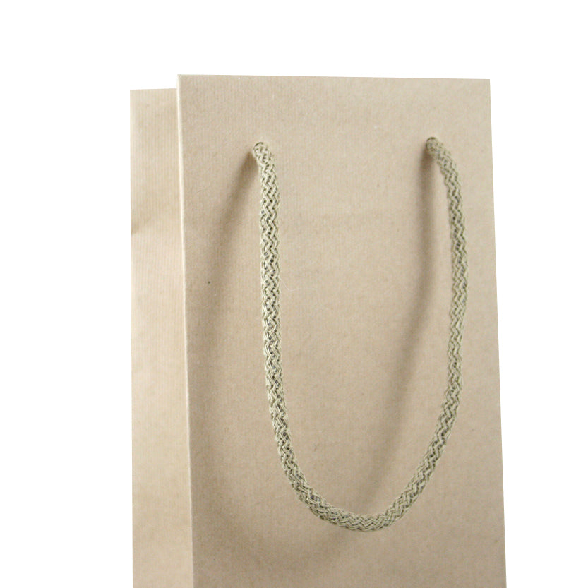 Dettaglio manico in cordoncino di shopper di carta color avana per una bottiglia 