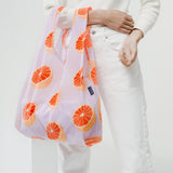 Shopper riutilizzabile con fantasie arance tenuta da una ragazza