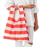 Shopper riutilizzabile a righe orizzontali bianch e rosse tenuta da una ragazza