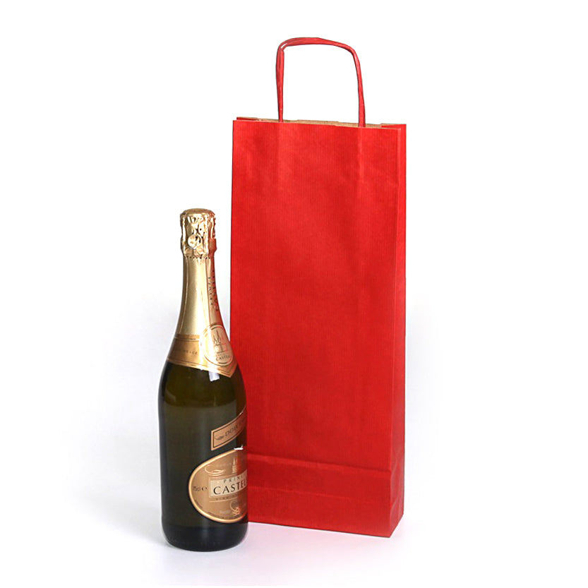 Shopper rossa di carta per bottiglia idi vino e bottiglia vicino 