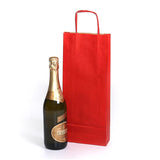 Shopper rossa di carta per bottiglia idi vino e bottiglia vicino 