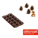 Stampo di silicone pe cioccolatini e cioccolatini accanto a mandorle 