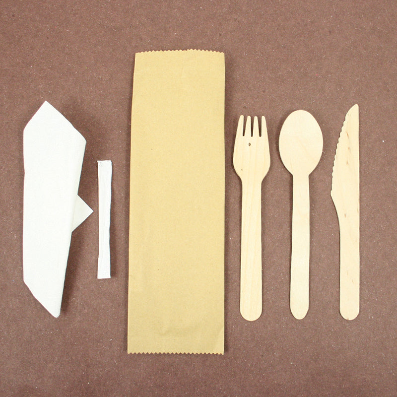 Set di poste di legno, busta carta color avana e tovagliolo di carta 