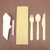 Set di poste di legno, busta carta color avana e tovagliolo di carta 