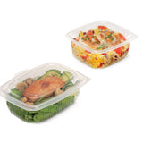Due vaschette con coperchio attaccato di plastica trasparente piene di cibo 