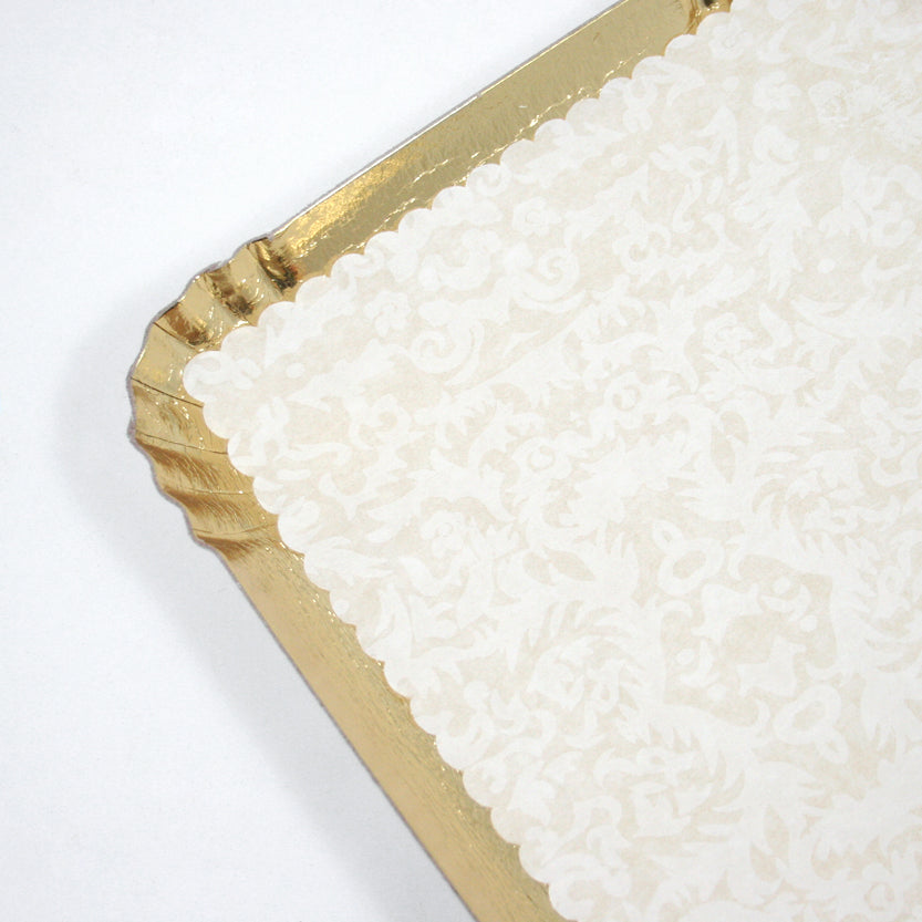 Dettaglio vassoio di cartone dorato con carta alimentare sopra