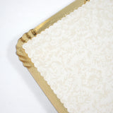 Dettaglio vassoio di cartone dorato con carta alimentare sopra